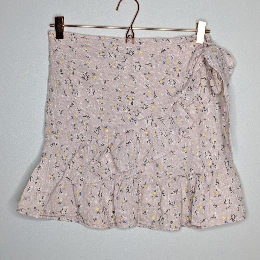 ✨3/$15 Rumor pink floral wrap mini skirt 10